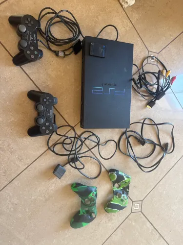 PlayStation 2 com 2 controles, cartão memória 8 mb, capa de controle e vários jogos
