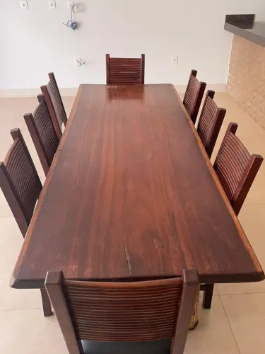 Mesa com cadeiras de madeira