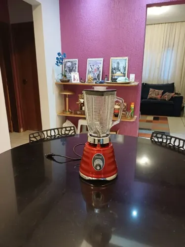 Liquidificador retrô oster bem conservado, copo de vidro resistente.