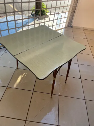 Mesa de fórmica dobrável