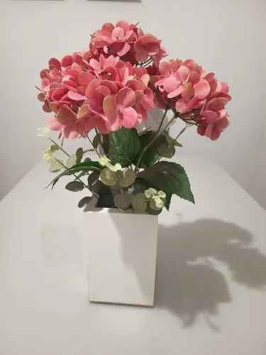 Arranjo Artificial de Hortênsias Rosas com Folhagem e Vaso Branco