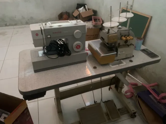 Máquina Overloque industrial e Máquina domestica facilita pro 4411