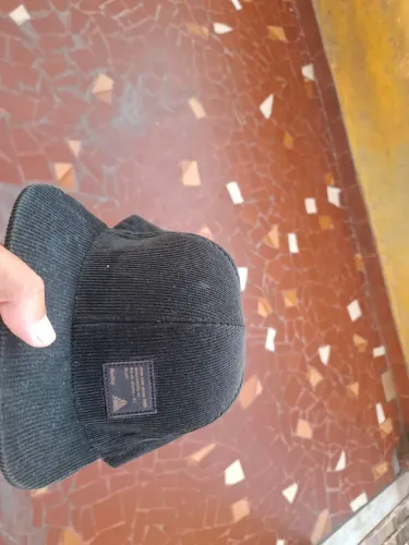 Vendo 2 bonés da redley preço de 1