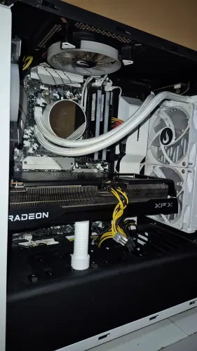 Pc gamer com 9070 16gb e R7 5700X