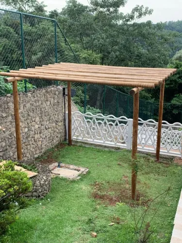 Pergolado de eucalipto tratado roliço