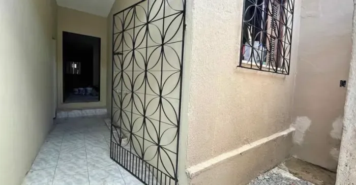 - vendo essa casa com entrada e mais parcelas no Araça