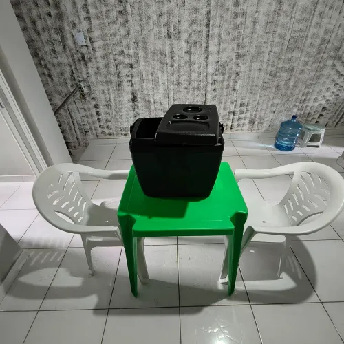 Mesa Cadeira e uma Caixa Térmica de 34L.