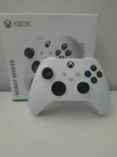 Controle de Xbox Series S/X branco na caixa