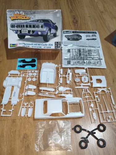 Revell 1971 Plymouth Hemi Cuda 426 na escala 1:24.
