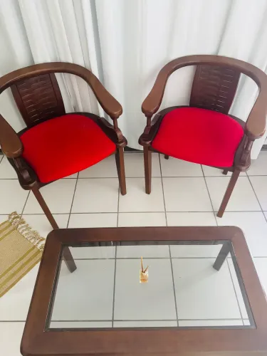 Vendo conjunto de cadeiras de madeira.