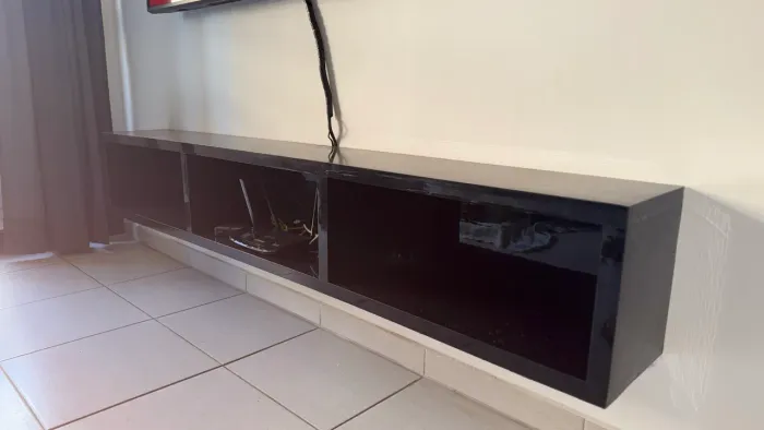Rack suspenso todo em MDF para TV e decoração