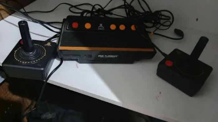 Atari Flashback com 2 controles 300,00 (preço original acima dos 1000)