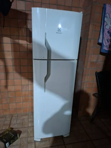 Geladeira Electrolux seminova sem detalhe 1.350,00 