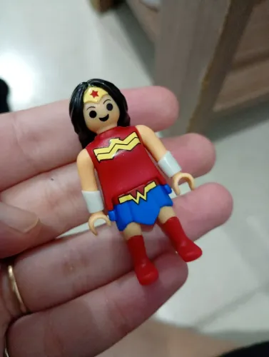 Mulher maravilha coleção Kinder ovo