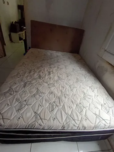 Cama com cabeceira