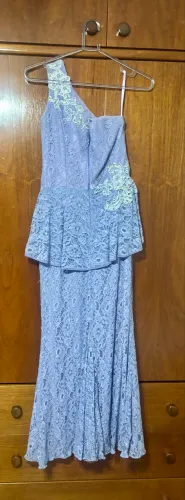 Vestido longo de um ombro só em tom azul-lavanda