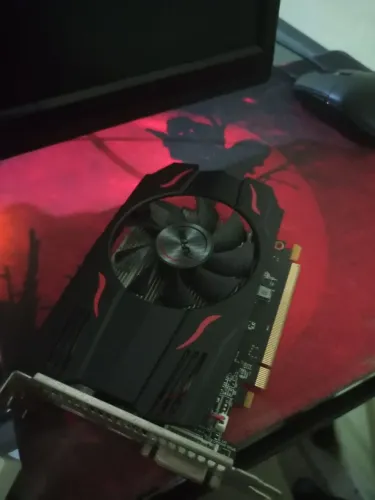 Placa de vídeo RX 550 Semi nova, perfeita em jogos e multi tarefas 