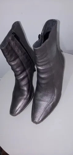 Bota feminina Usaflex ( em couro/ salto fino/ cano médio.)Tam.37. Usada.