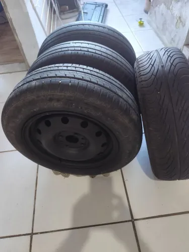 Vende_se  pneus com aro  14 para carro 