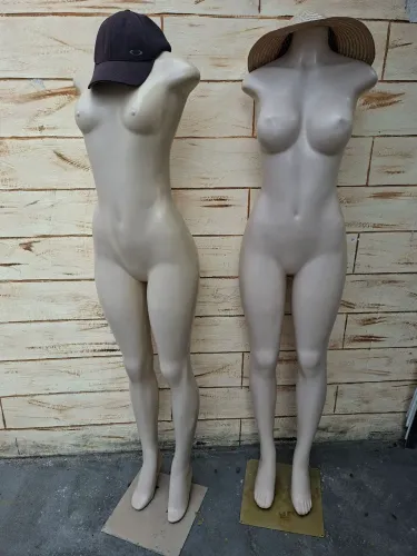 Vendo dois Manequins Feminino.