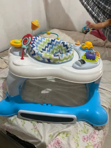 Vendo 200 os dois andajar para menino e carrinho unissex