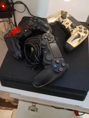 Ps4 slim usado com 3 controles