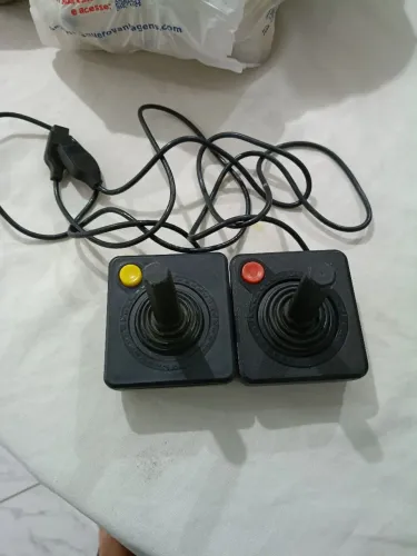 Par de controles de Atari originais