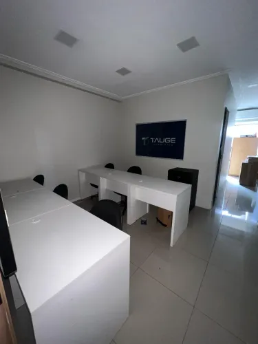 Sala climatizada mobiliada móveis e mesas frigobar