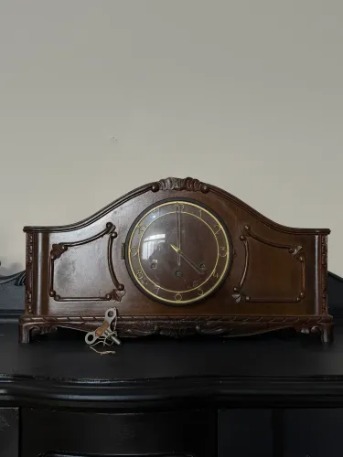 Relógio de Mesa Antigo Anos 40 - Estilo Chapéu de Napoleão (c/ Chave)