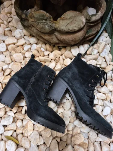 Bota cano curto preta