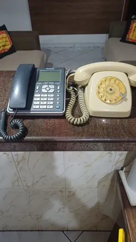 2 aparelhos antigo de telefone fixo.