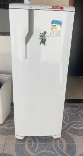 Geladeira Electrolux 240L