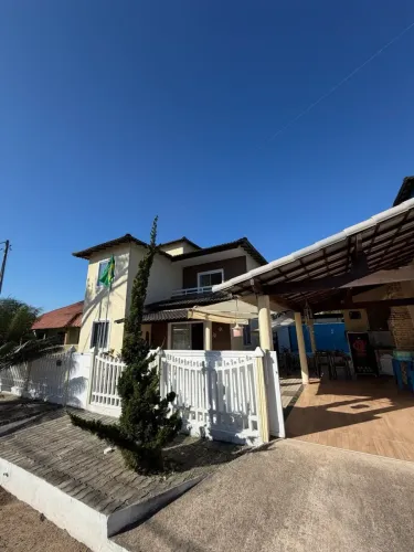 Alugo casa de 03 quartos com piscina no condomínio long beach Unamar Cabo Frio Rj