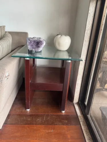 Mesa de canto de madeira maciça com tampo de vidro 