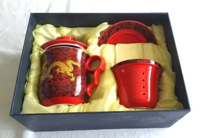Caneca tipo "chá para um" ,fabricada na China, nova na caixa. Dragão dourado magnífico.
