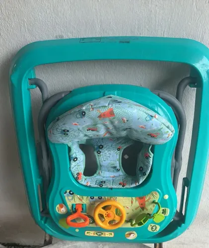 andador de bebê da marca Tutti Baby, modelo Safari ou Comfort, na cor verde.