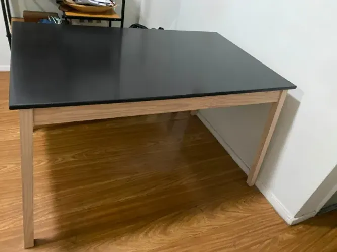 mesa de jantar retangular de madeira com tampo preto