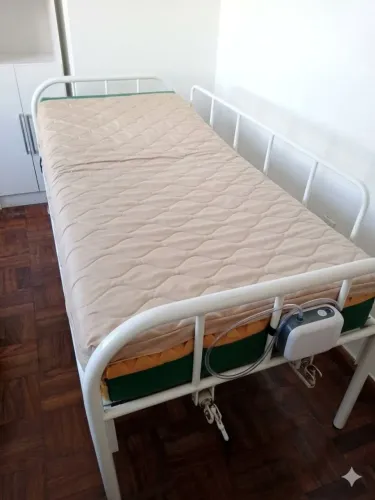 CAMA HOSPITALAR MANUAL À VENDA