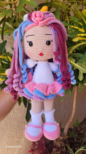 Boneca unicórnio em amigurumi 