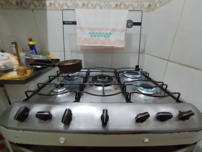 Fogão 5 bocas, funcionando forno e com 3 bocas funcionando.