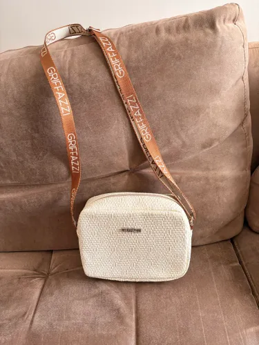 Linda bolsa cor creme , para compor seu look e ficar estilosa