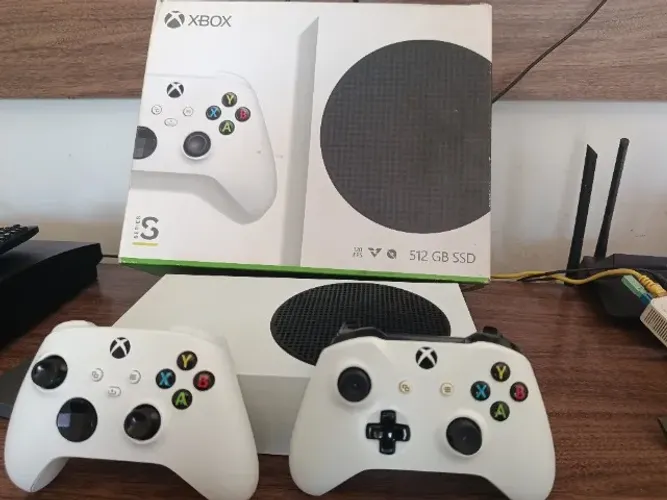Xbox series s lacrado na caixa + 2 controles e hd externo de 1 tb