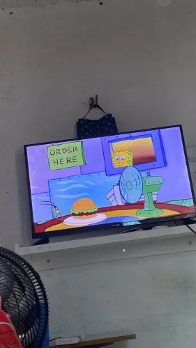 Vendo tv recentemente comprada, nova, sem nenhum defeito, motivo da venda: quero me mudar