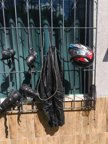 Capacete 60, capa de chuva GG, cotoveleiras, joelheiras e corda de amarração 