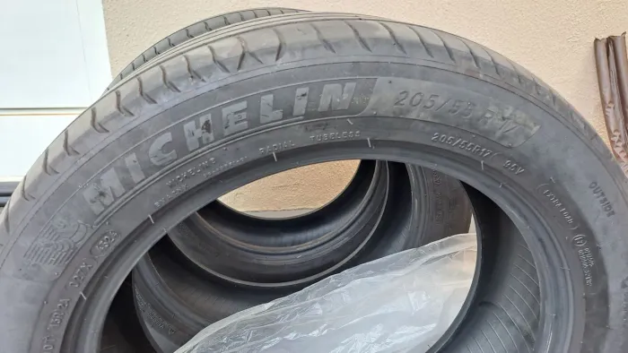 3 Pneus Michelin 205/55 R17 em bom estado