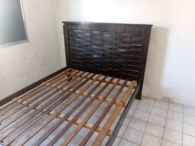 Cama casal Gravata madeira maciça , pra vir buscar 