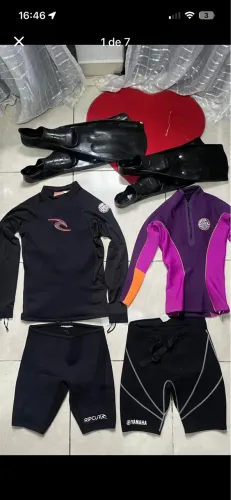 Roupas de surf e pés de pato