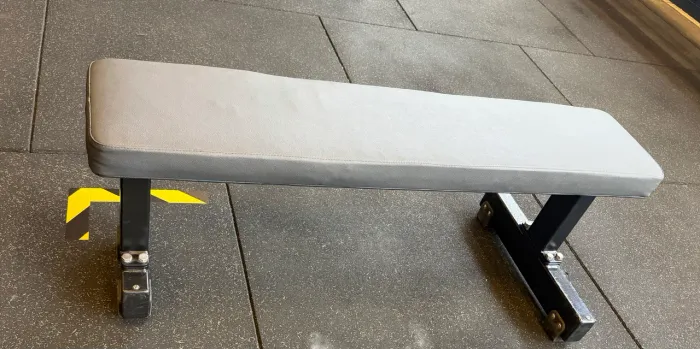 Banco reto technogym