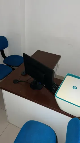 Três mesas em madeira para escritório