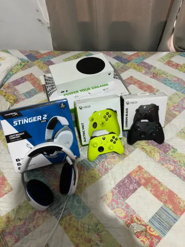 Xbox séries s + 2 controles(na garantia) + headset hyperX